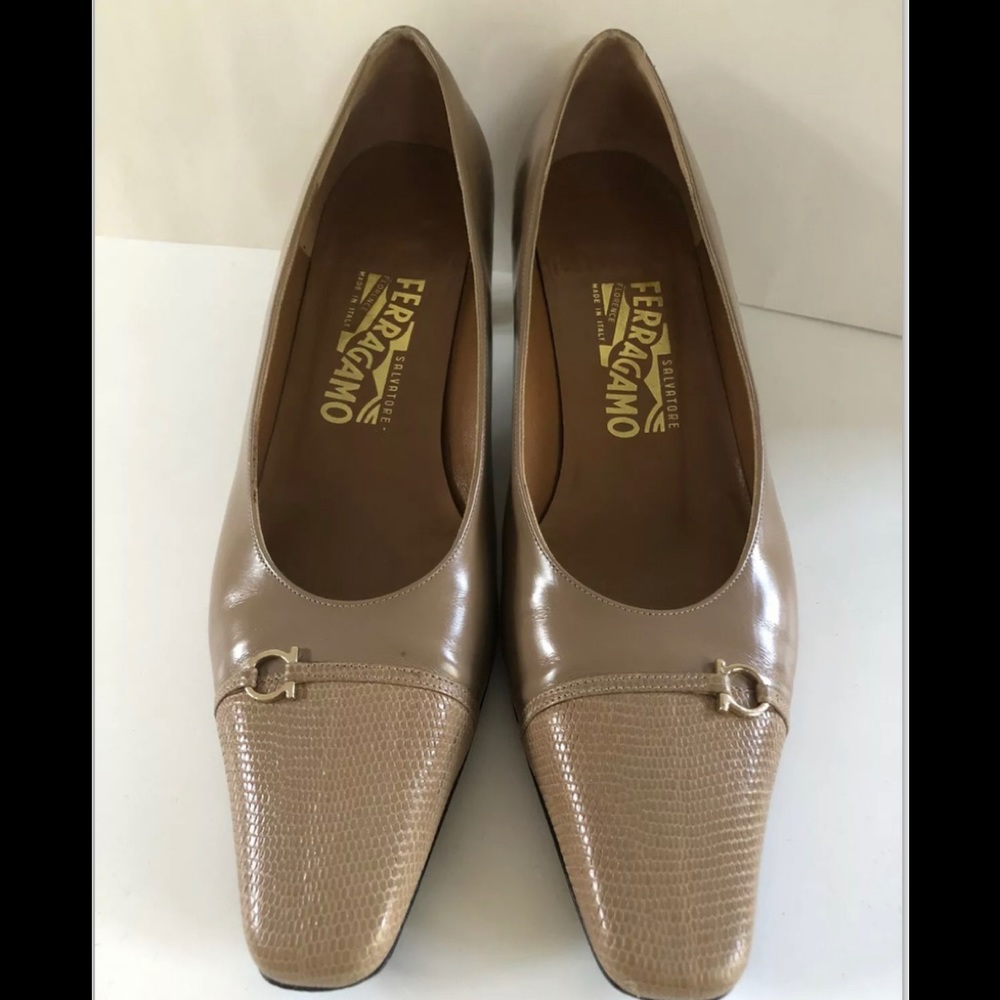 EUC SALVATORE FERRAGAMO Tan Pump Patent Leather Lizard Low Heel Gancini 10B